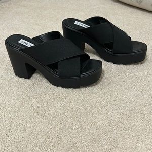 Steve Madden size 6 sandal with rubber sole. 3 3/4 heel.